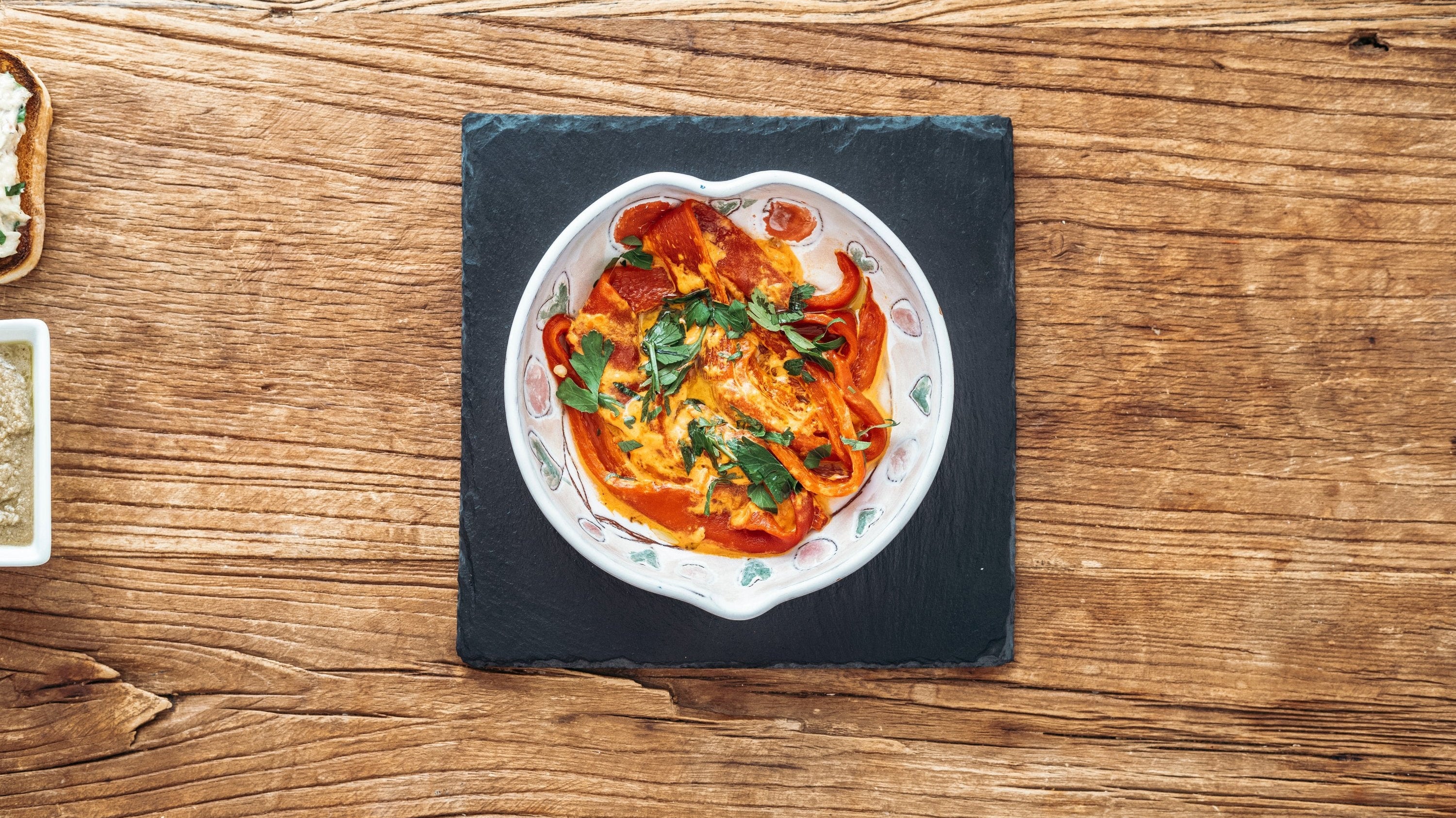 Pimientos con salsa romesco