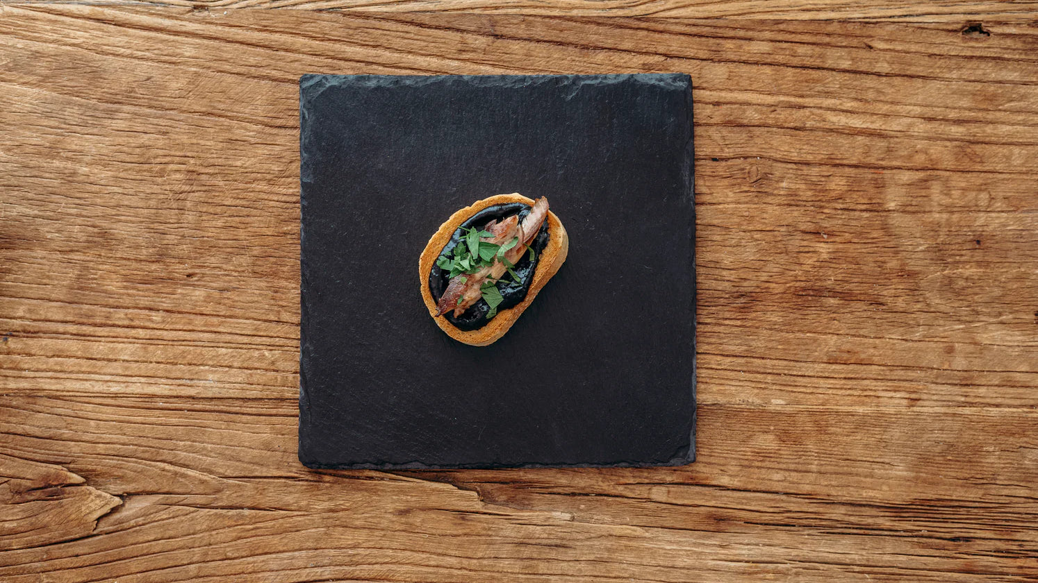 Pincho con caballa con alioli de ajo negro