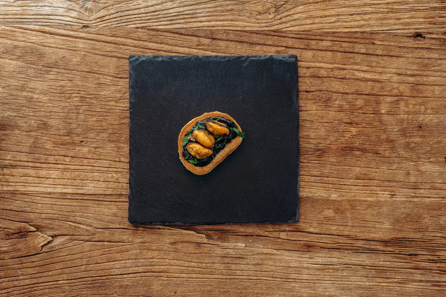 Pincho con mejillones y alioli de ajo negro