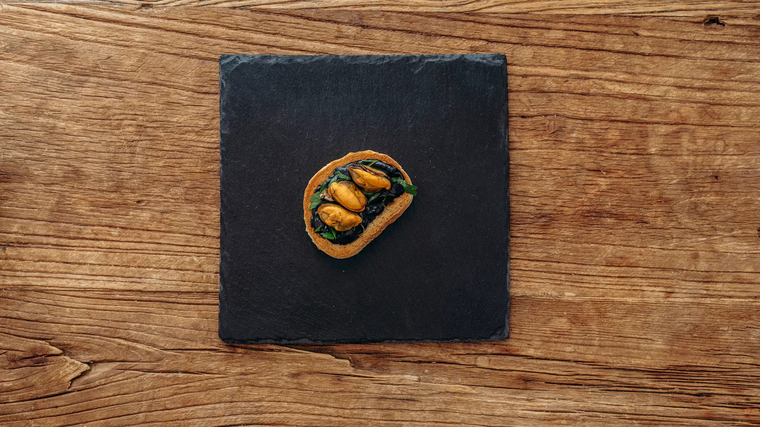 Pincho con mejillones y alioli de ajo negro