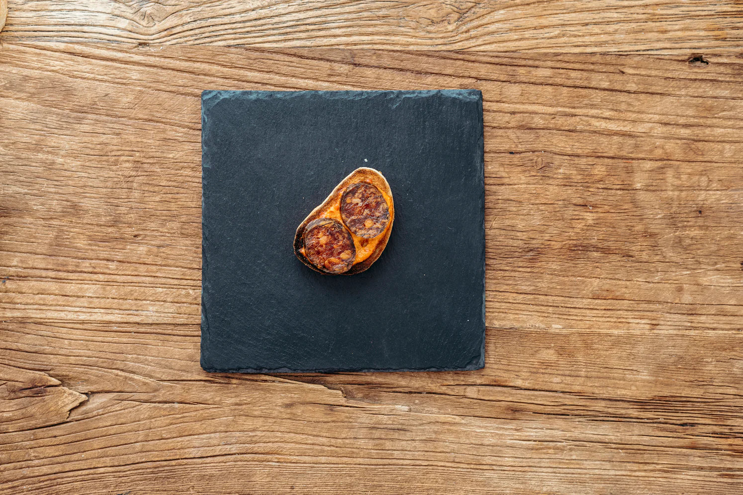 Pincho con salsa brava y chorizo