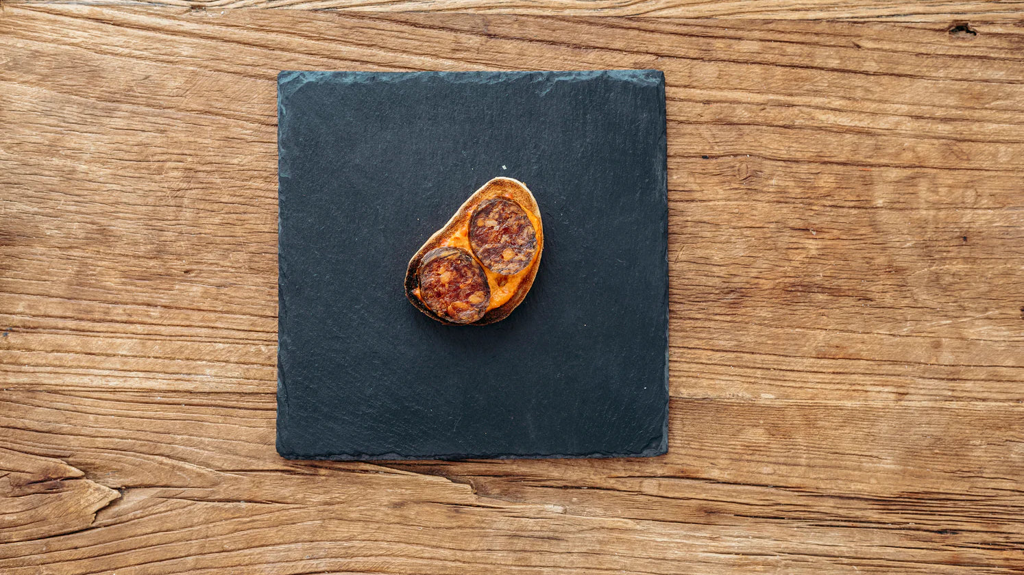 Pincho con salsa brava y chorizo