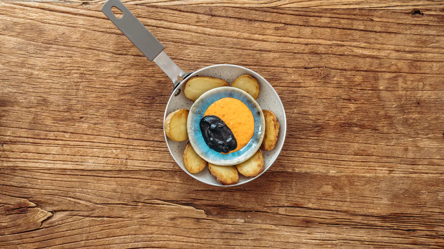 Patatas Bravas con Alioli de Ajo Negro
